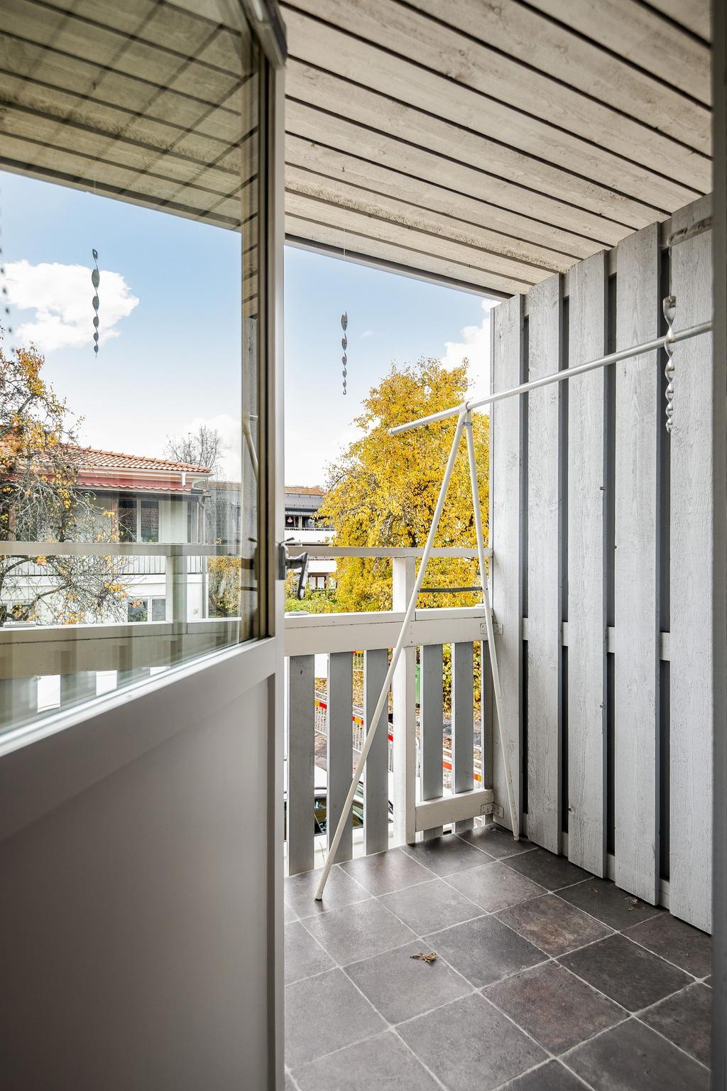 Takad balkong mot framsidan av huset. 