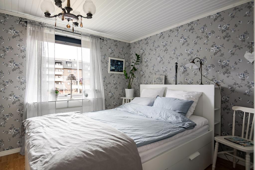 Mycket behagligt sovrum i fina färger. 