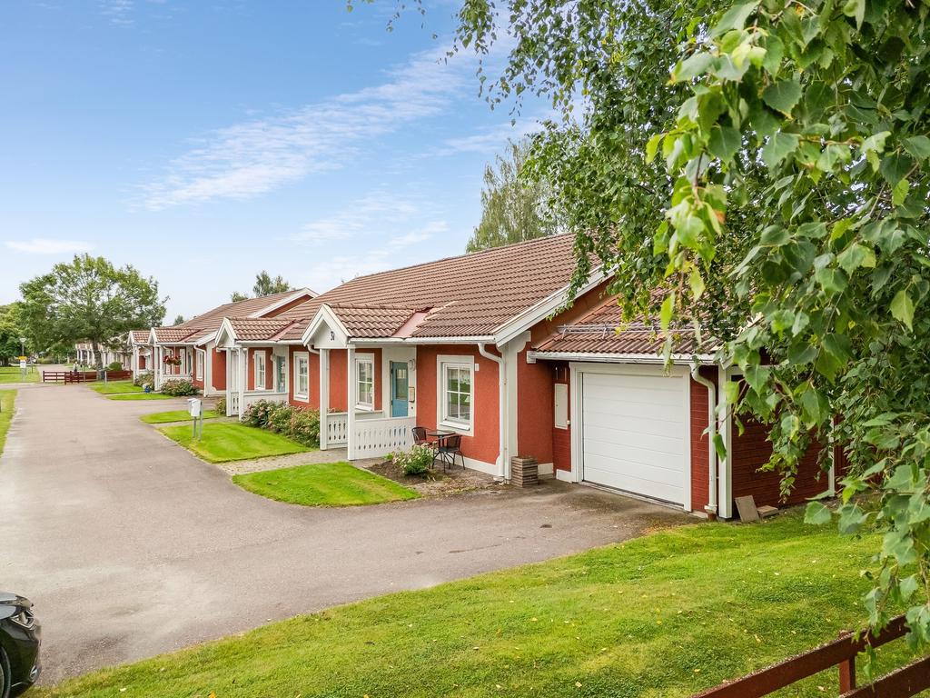Längst in på gatan finner du denna attraktiva bostadsrätt med eget garage. 