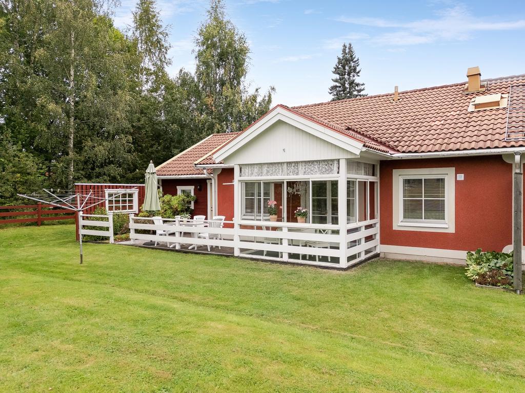 På baksidan har du egen inglasad altan, uteplats och ett förråd i anslutning till garaget. 