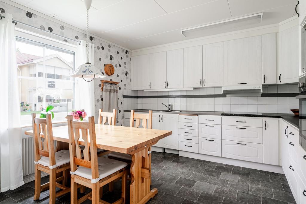 Välkommen in i det rymliga köket. 