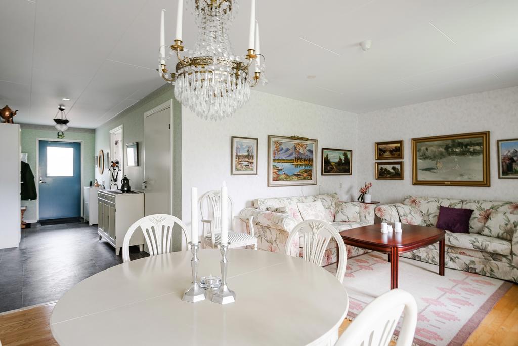 Vy från vardagsrum mot hallen. 