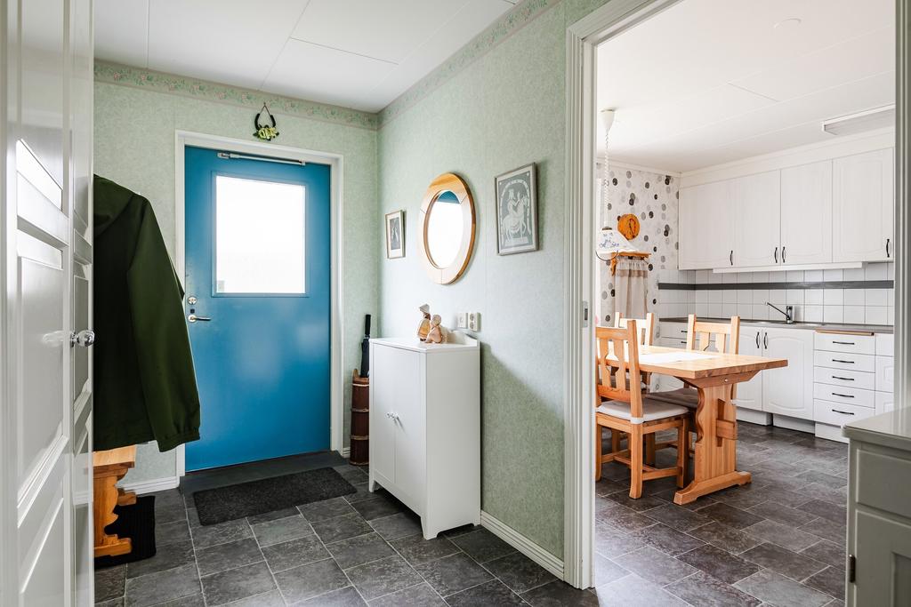 Välkommen in! Hallen med avhängning till höger. 