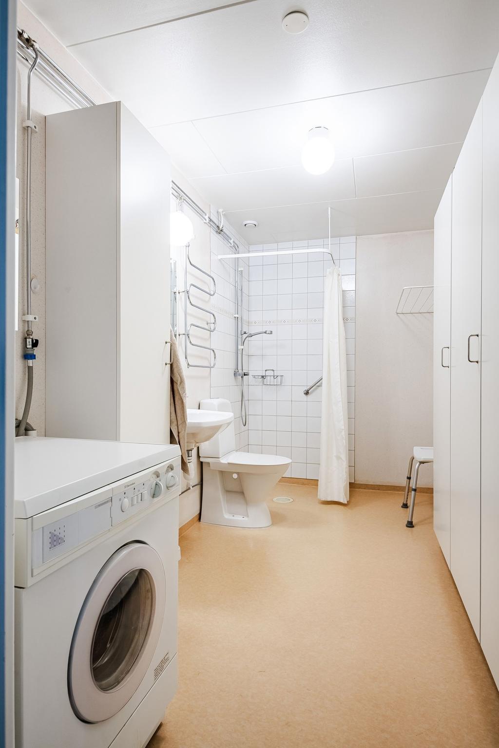 Stor WC med egen tvättmaskin och många garderober för gott om förvaring. 