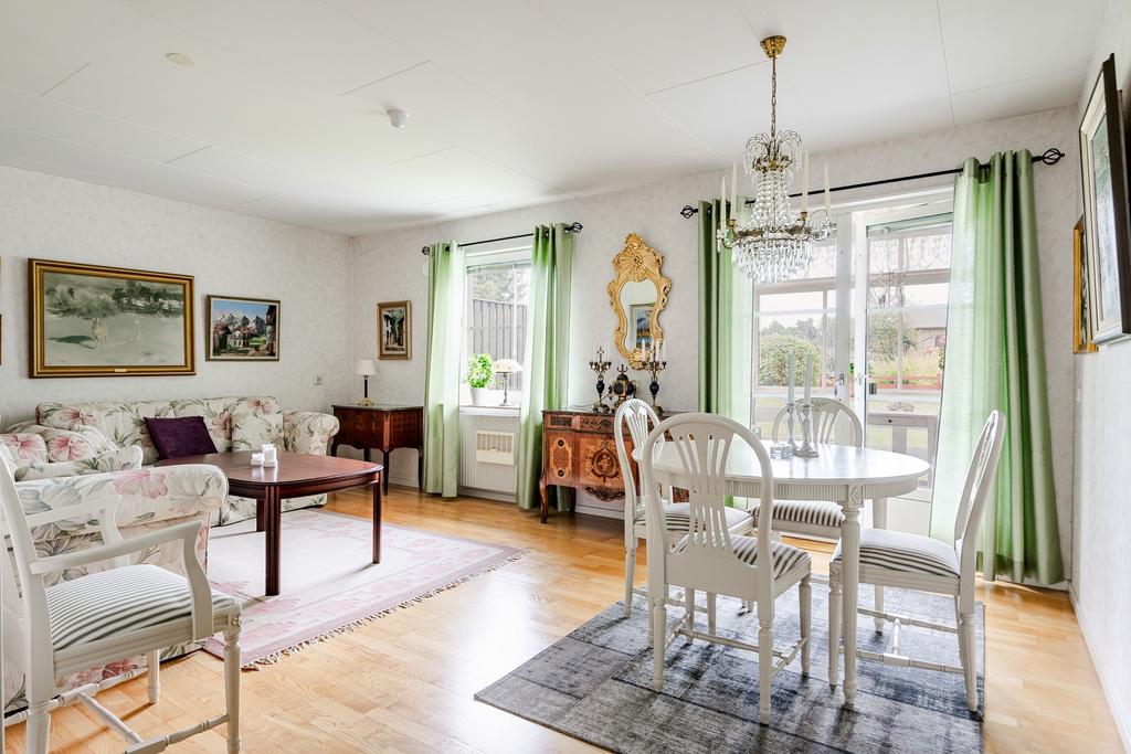 Det rymliga vardagsrummet med utgång till den inglasade altanen. 