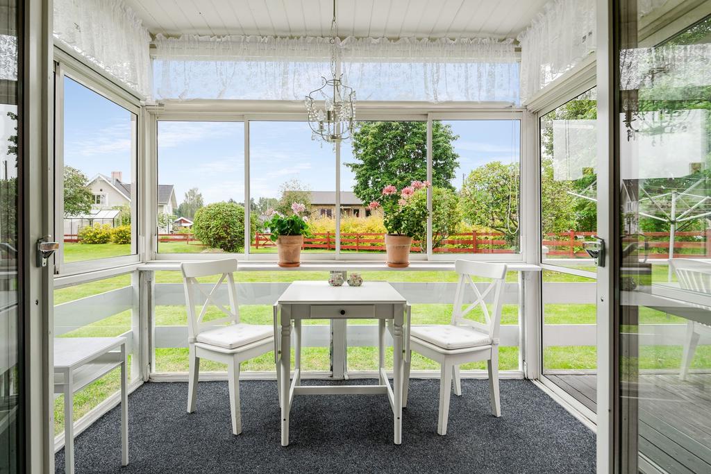 Inglasad altan med mycket trevlig vy, gräsmattan utanför sköter föreningen. 