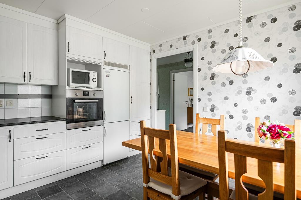 Inbyggd ugn med plats för micro ovanför. 