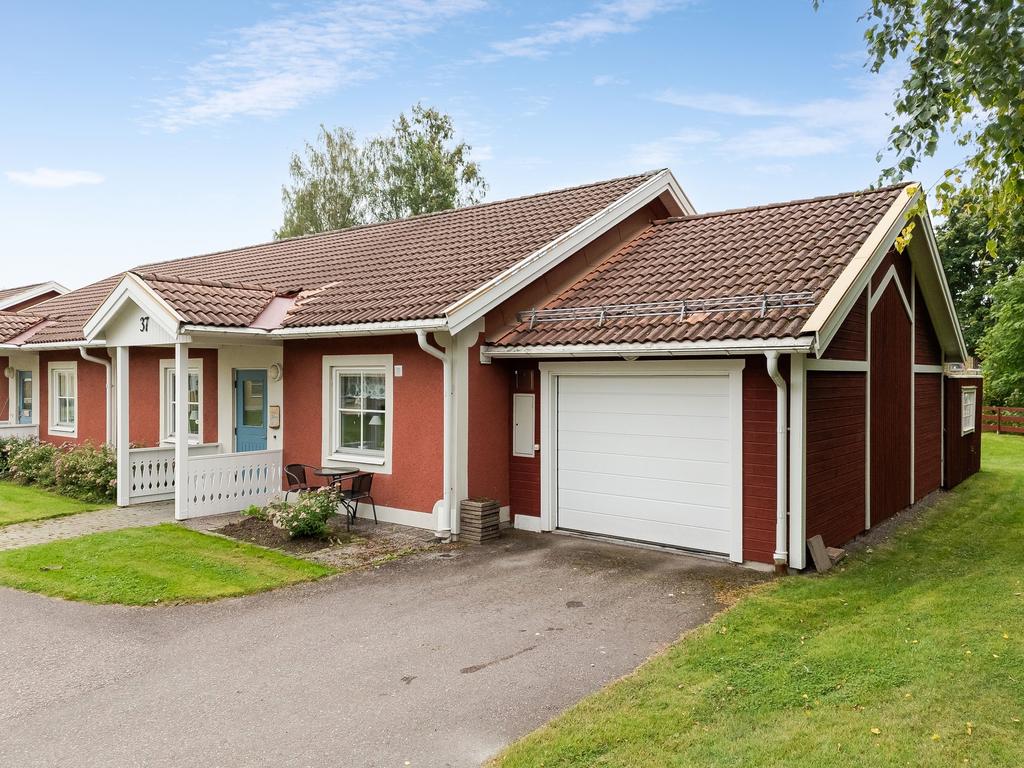 Eget garage med fjärrstyrd garageport. 