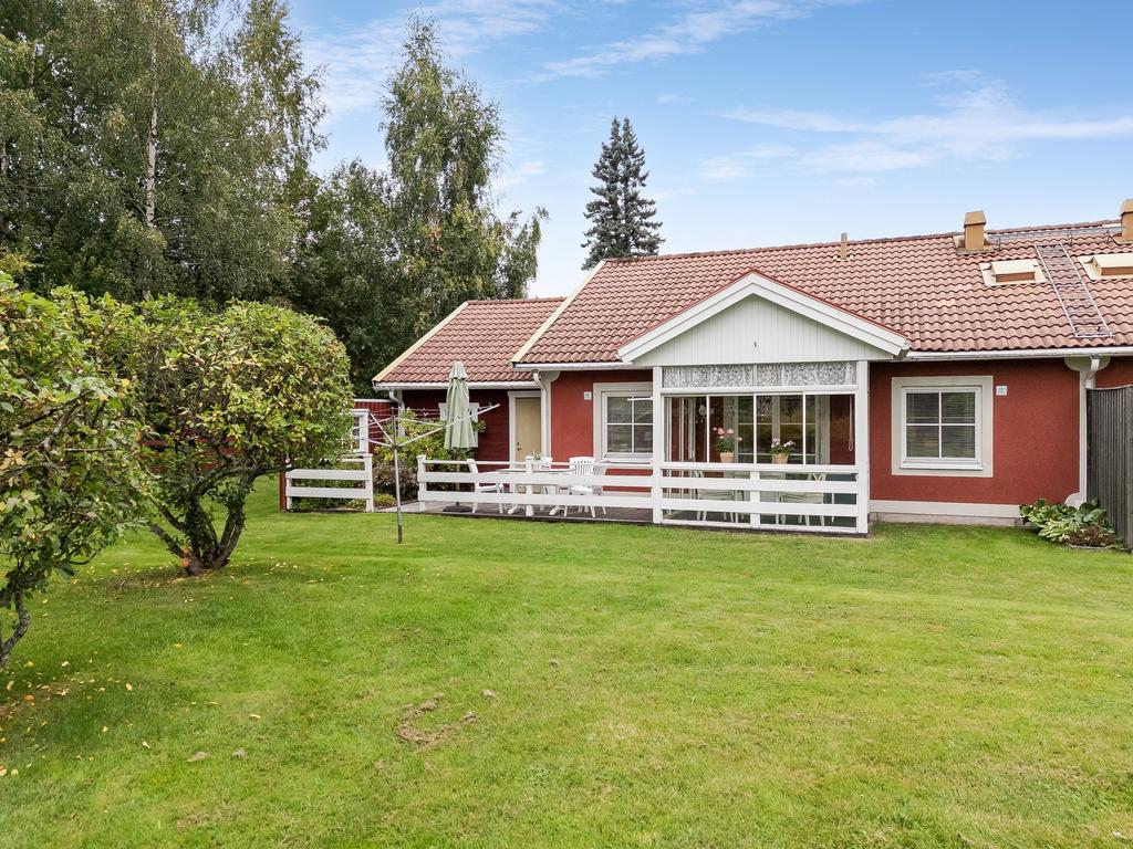 Otroligt charmigt boende med huskänsla i bostadsrättsform. 