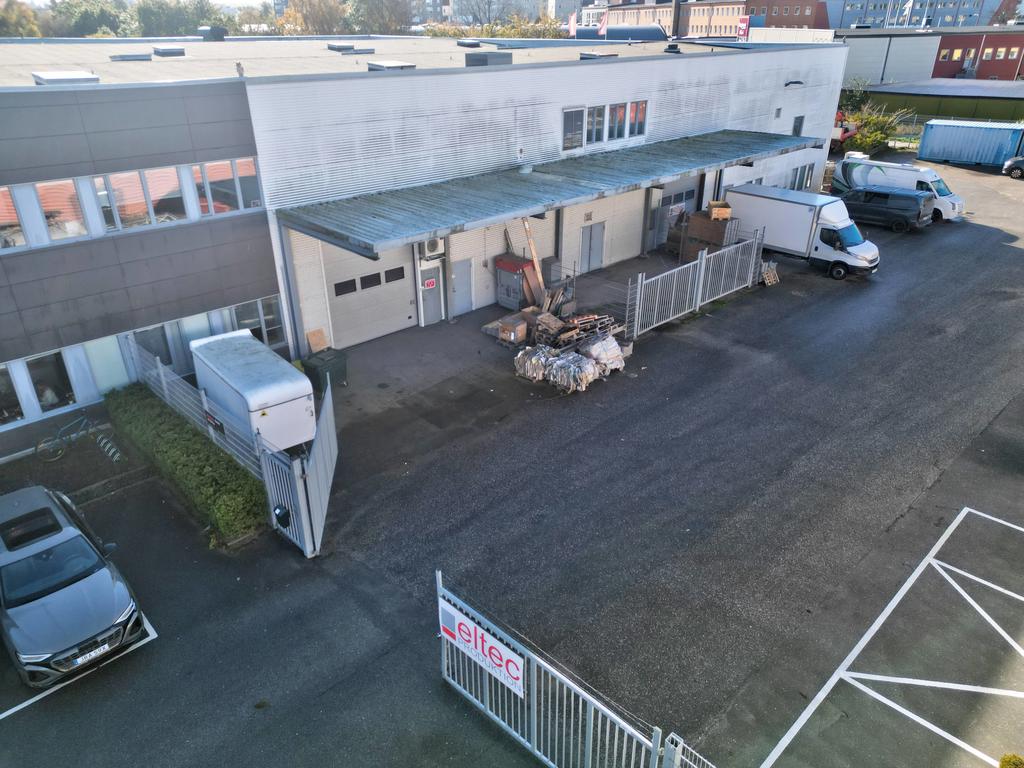 Vänster port samt dubbeldörr tillhör ytan som uthyres. 