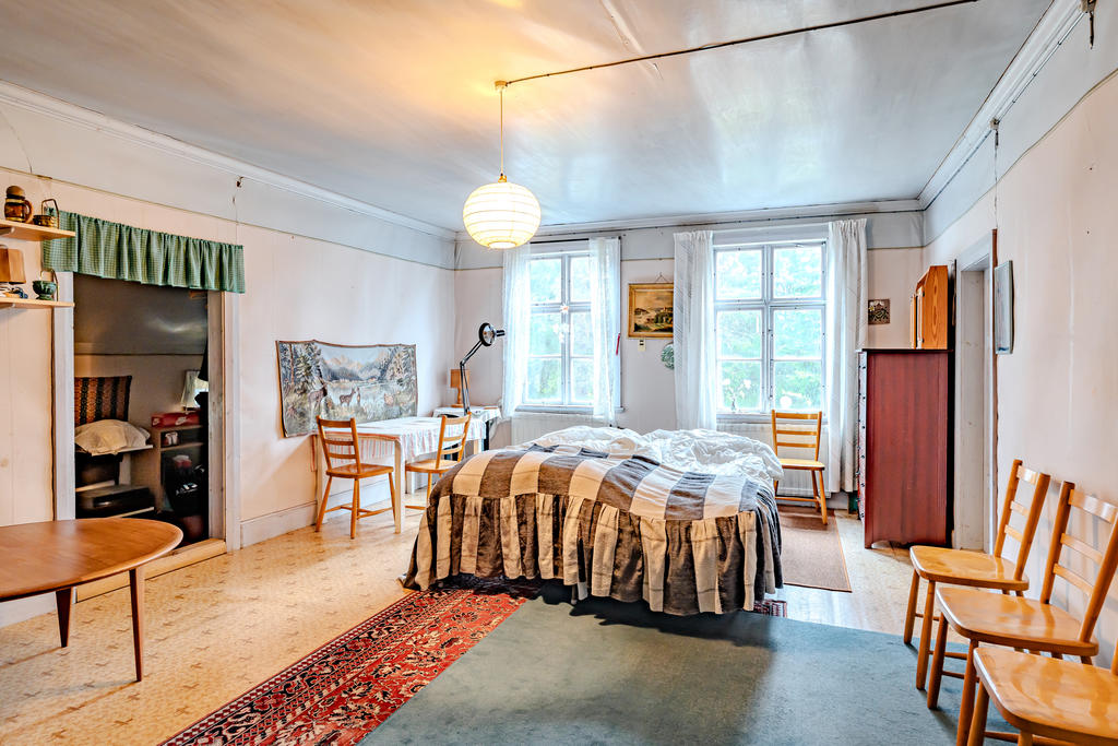 Stort sovrum med mycket förvaringsytor