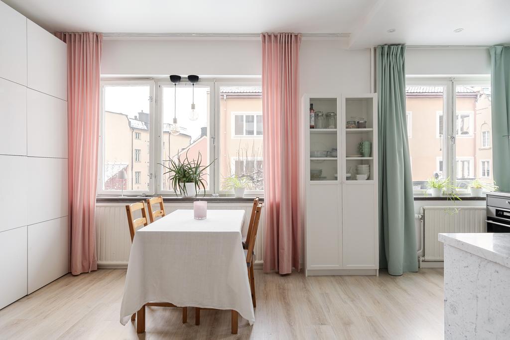 Matplats vid fönstret