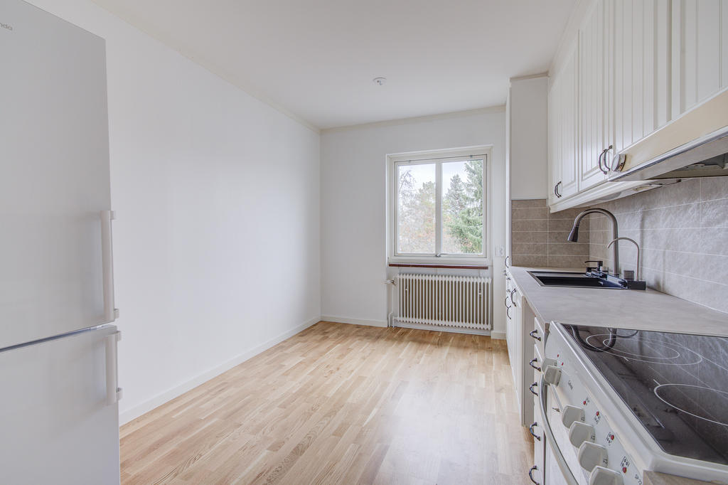 Köket är utrustat med spis, fläkt
och kombinerad kyl/frys