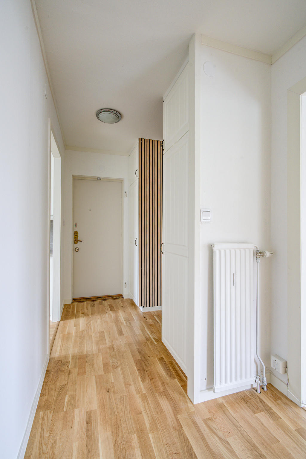 Ljus och fin hall med avhängningsmöjligheter och ekparkettgolv. 
