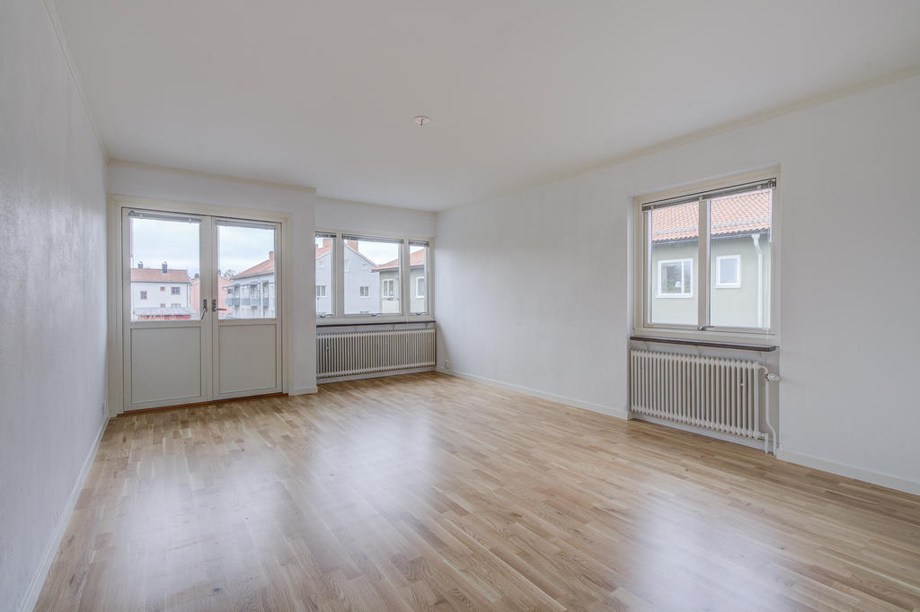 Rymligt och ljust vardagsrum med fantastiskt ljusinsläpp och ekparkettgolv. Här finns även utgång till balkongen. 
