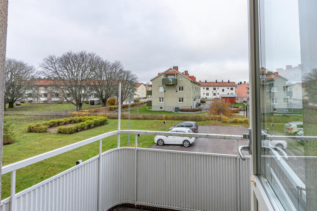 Trevlig balkong med utsikt över innergården.