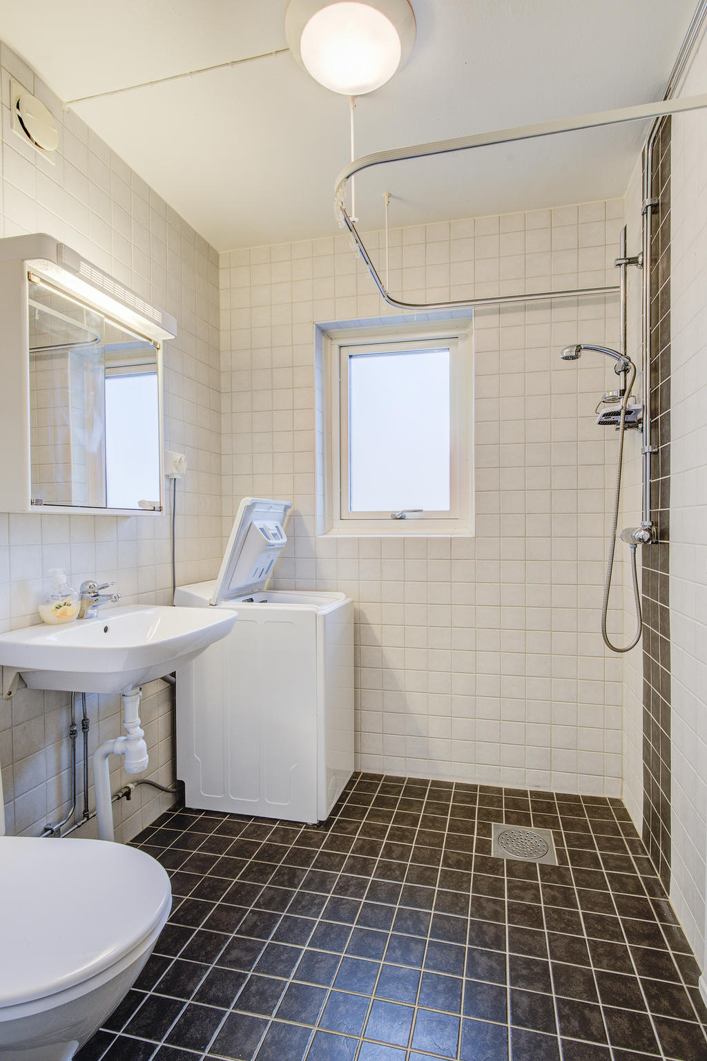 Badrum som stamrenoverats ca 2009. Toalett, handfat, dusch, toppinmatad tvättmaskin, fönster, elgolvvärme samt klinker på golv och kakel på väggar. 