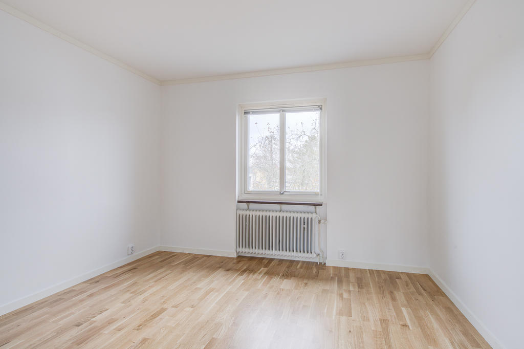 Sovrum med ekparkettgolv. 
