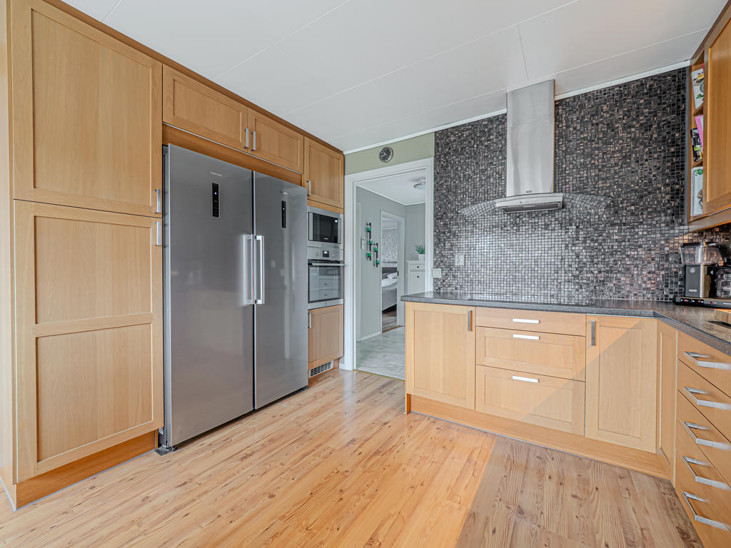 Här erbjuds ett välplanerat, öppet och ljust boende med stora sällskapsytor