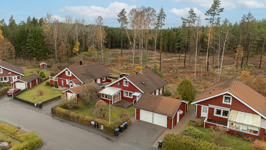 Belägen på en lättskött tomt med lekvänliga ytor i ett lugnt & trivsamt område med skogen & naturen precis intill