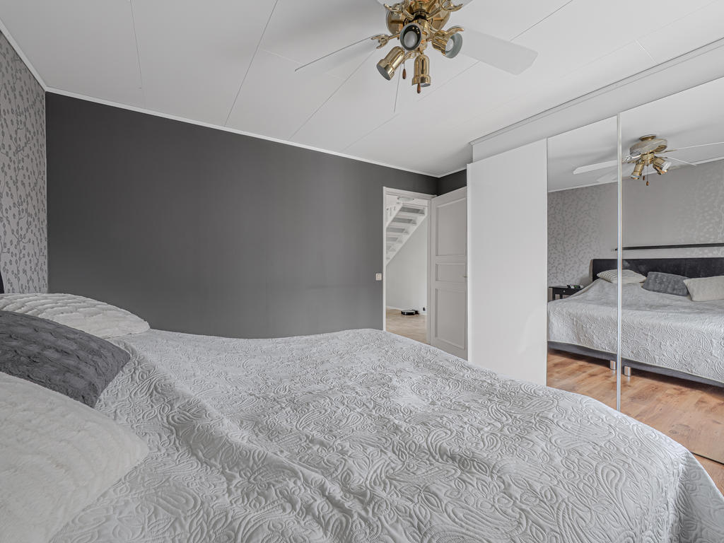 Platsbyggd garderobslänga & laminatgolv