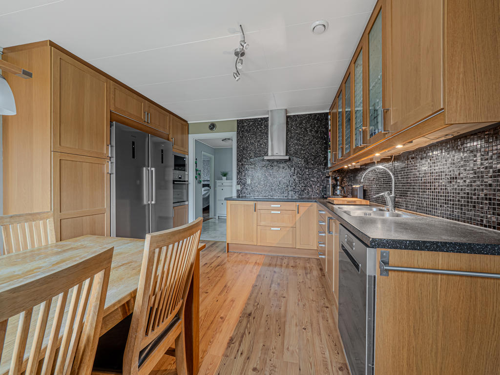 Utrustat med diskmaskin (-22) separat kyl & frys (-21), inbyggnadsmikro, induktionshäll samt köksfläkt