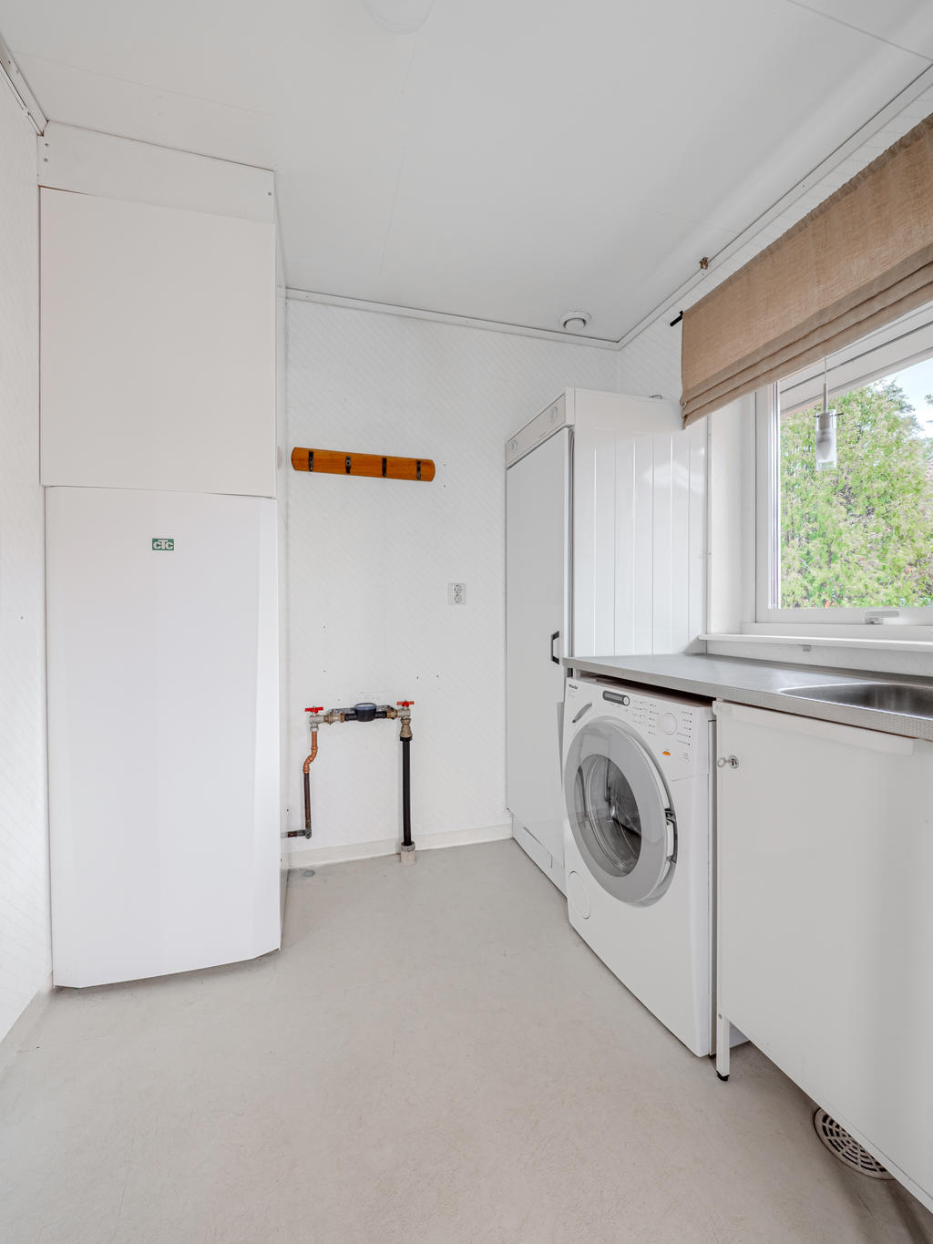 Tvättmaskin (-12), torkskåp, grovtvättställ & garderob samt varmvattenberedare med frånluftsvärmepump (-22)