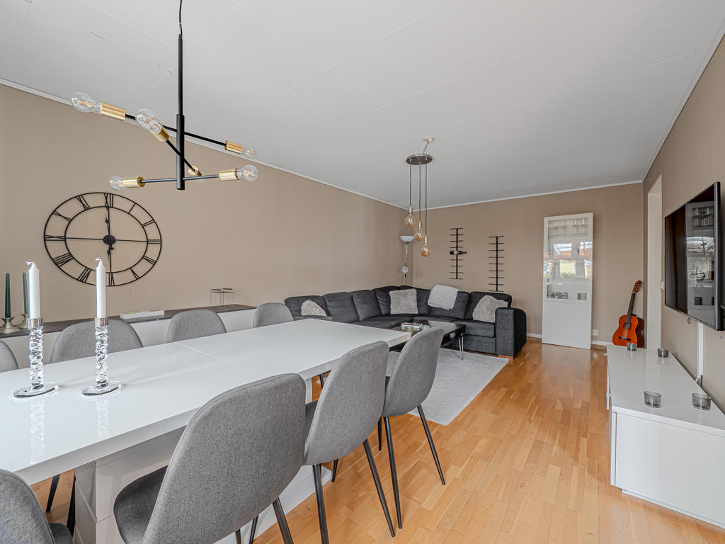 Öppet och ljust boende med stora sällskapsytor