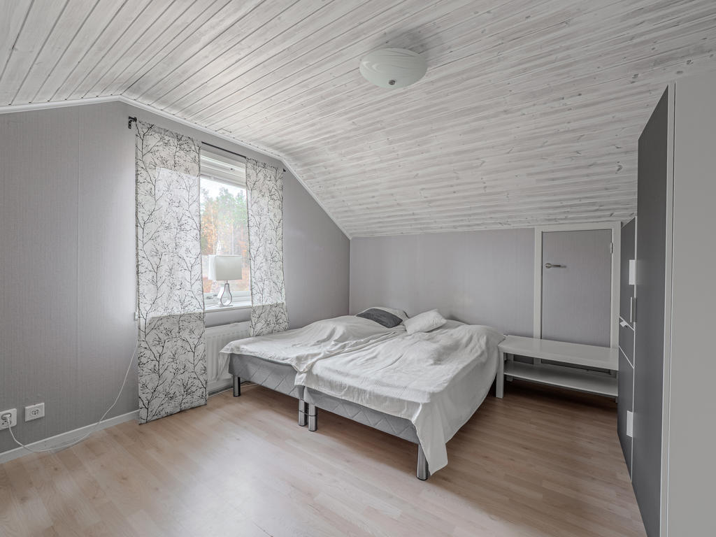 Sovrum med laminatgolv 