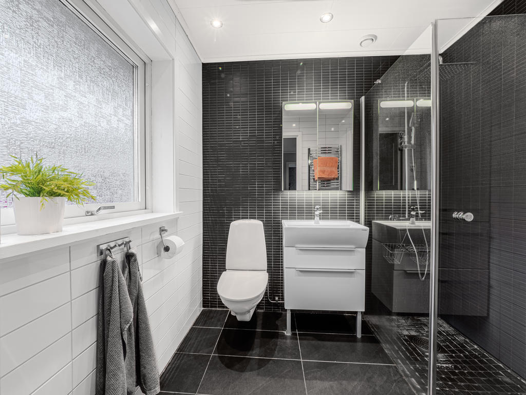 BADRUM renoverat 2011 med klinker på golv (golvvärme) och kakel på väggarna.