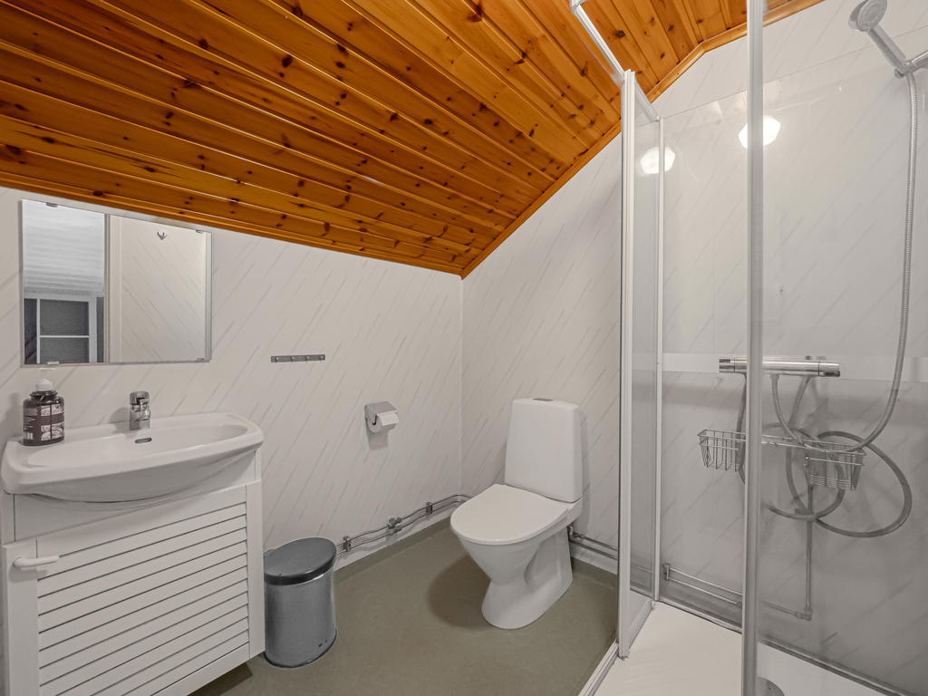 Badrum med duschkabin, WC och kommod