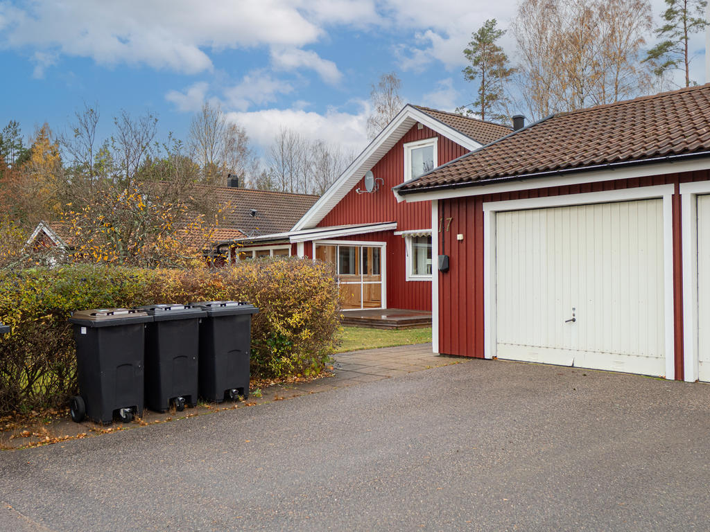 Uppställningsplats för en bil samt garage