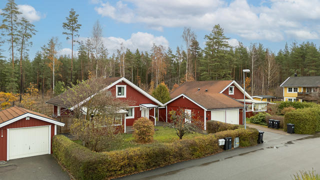 Välplanerat & naturnära 1,5-planshus med garage & inglasat uterum