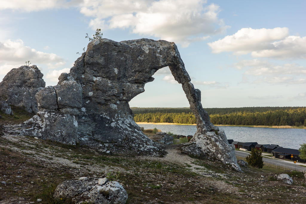 Kort promenad till den kända rauken Lergravsporten 