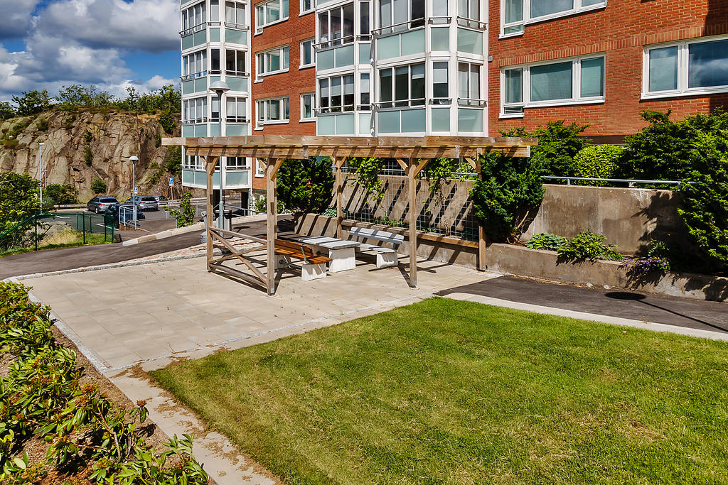 På den fina innergården finns grillplats och gröna ytor att umgås på. Föreningen erbjuder dessutom en gästlägenhet för övernattande besökare. 