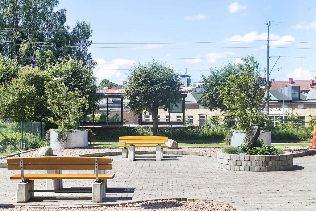 Här bor du nära centrum och allmänna kommunikationer i ett bekvämt boende!