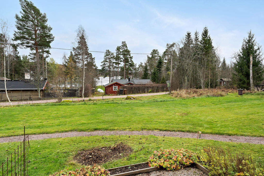 Trädgård med utsikt mot sjön
