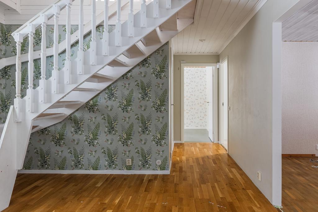 Hall mot badrum och sovrum