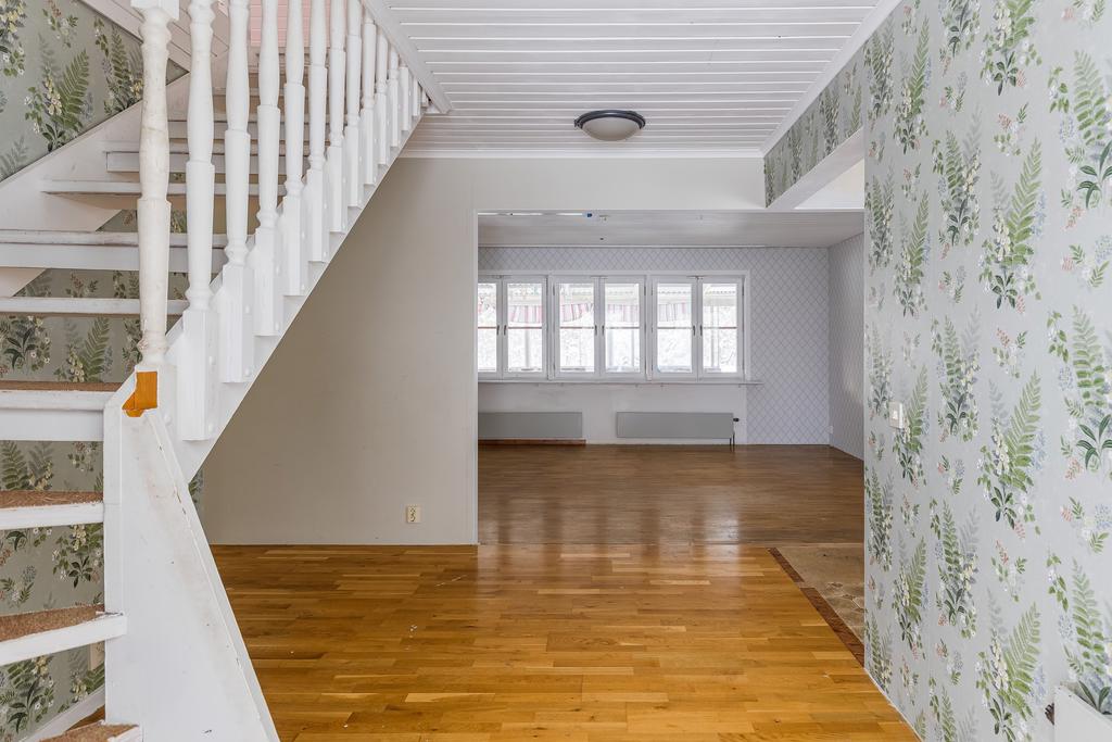 Trapp till övre plan i hall