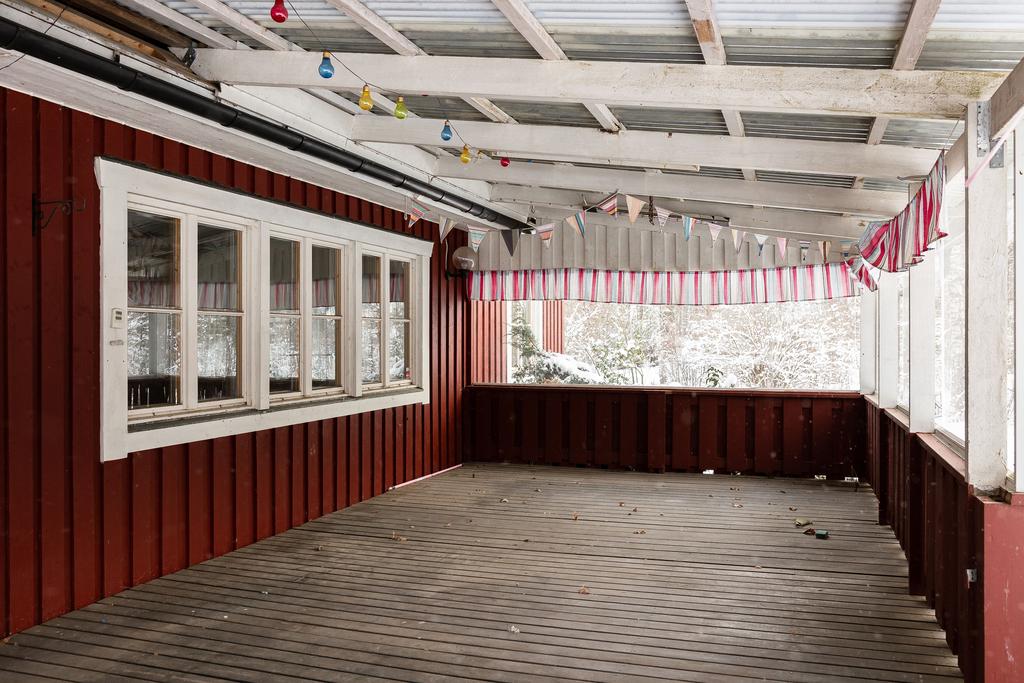 Uteplats med tak delvis inglasat