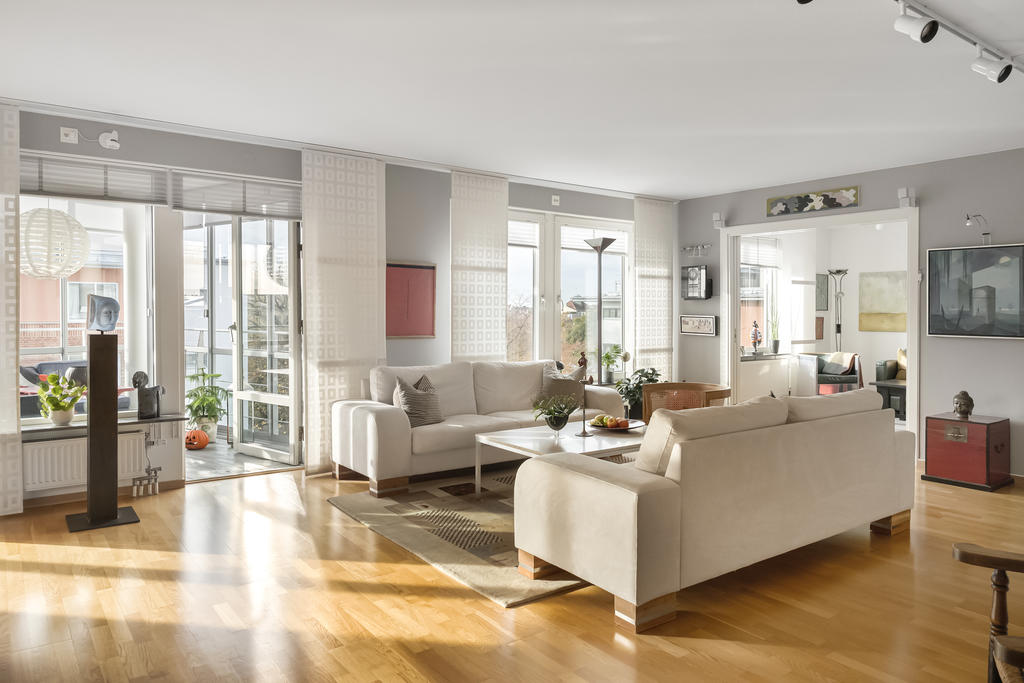 Ljust och öppet vardagsrum, kök och matplats