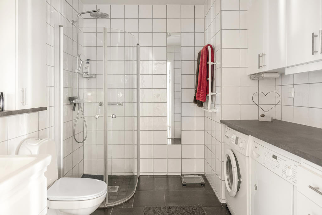 Badrum med tvättfaciliteter