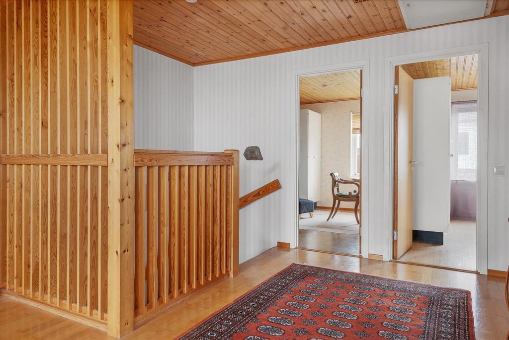 Hall med ingång till två ljusa sovrum 