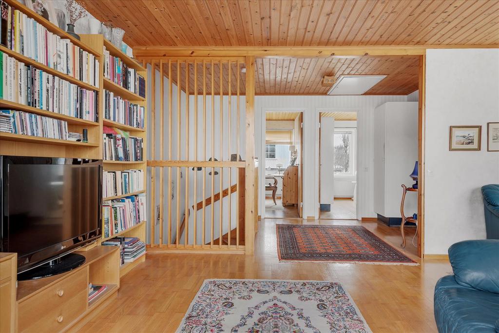 Allrum med vy mot hall och sovrum