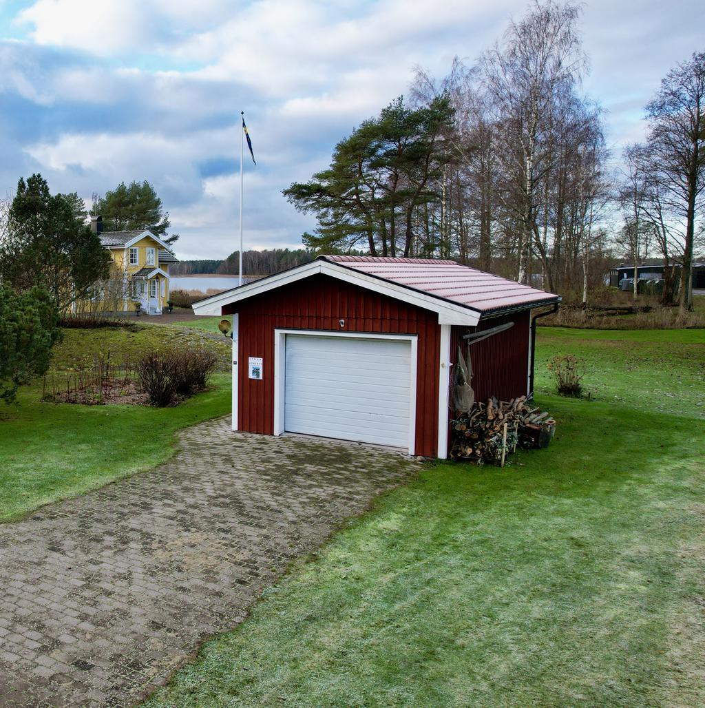 Fristående garage med elport