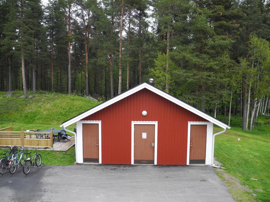 Föreningens sophus med intilliggande uteplats.