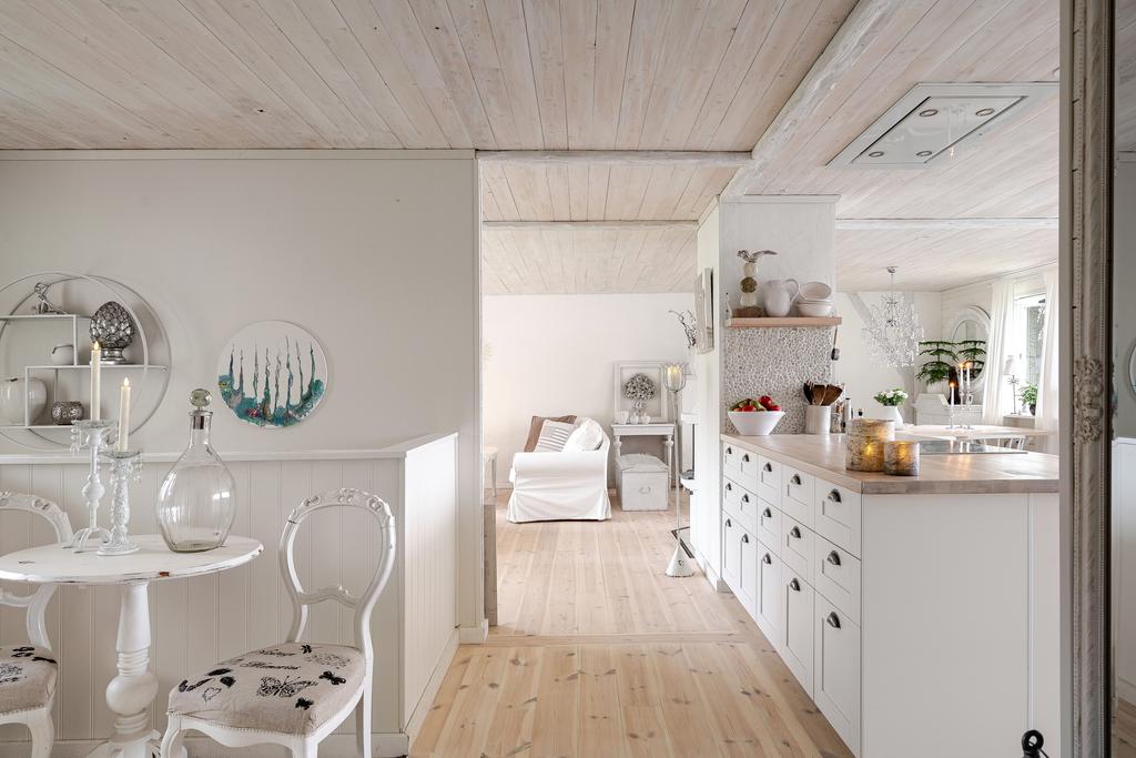 Öppet mot kök och vardagsrum