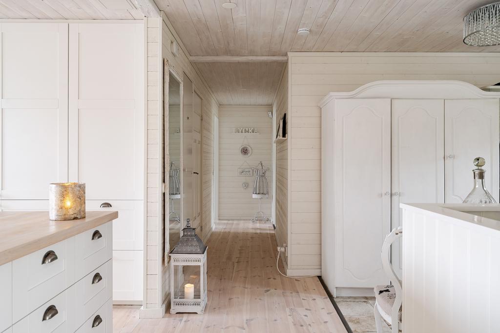 Hall mot sovrum och duschrum