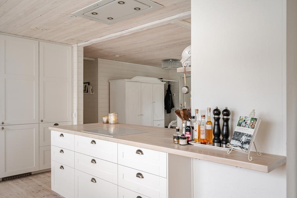 Integrerade vitvaror i högskåp