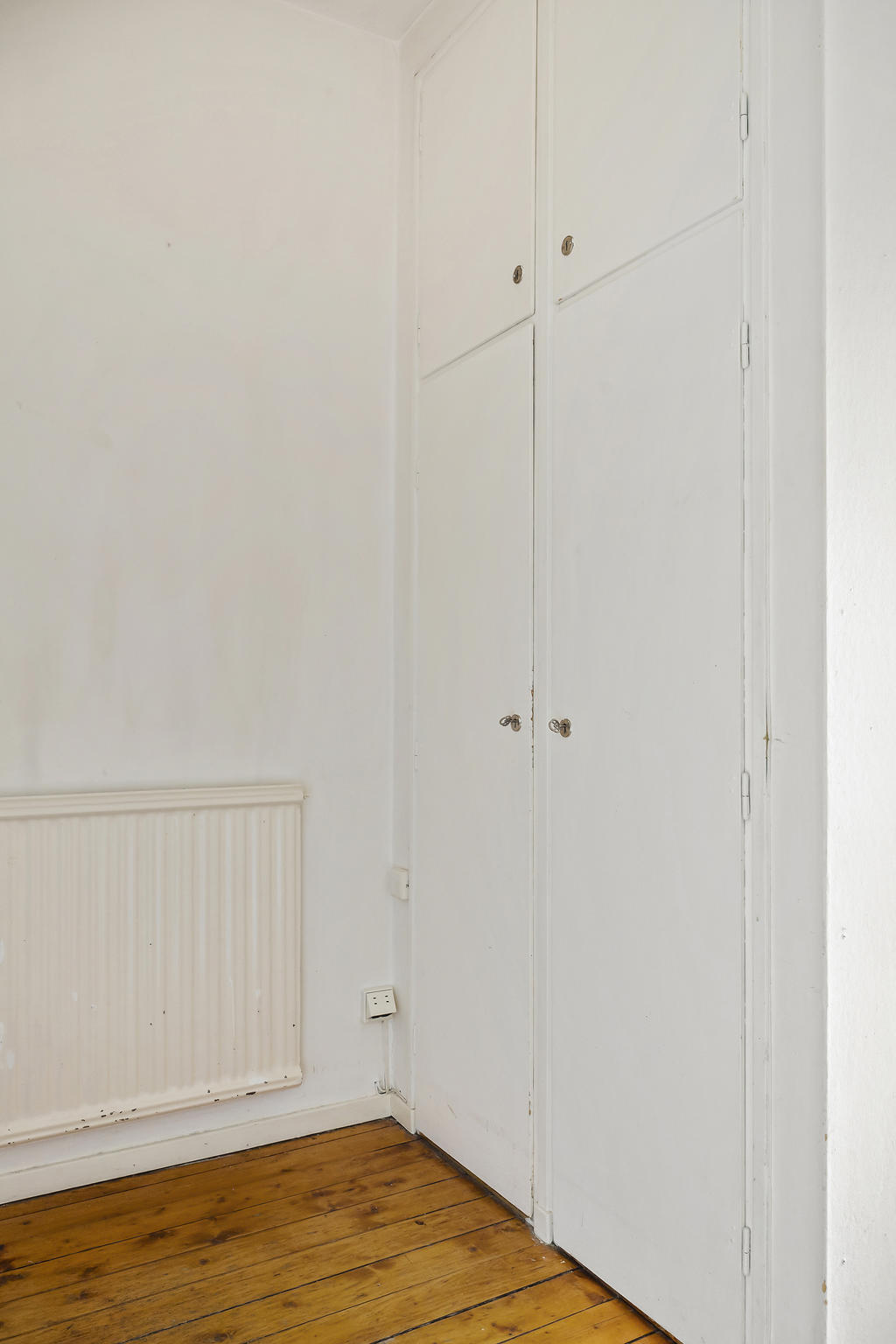 2 inbyggda garderober i hallen. 